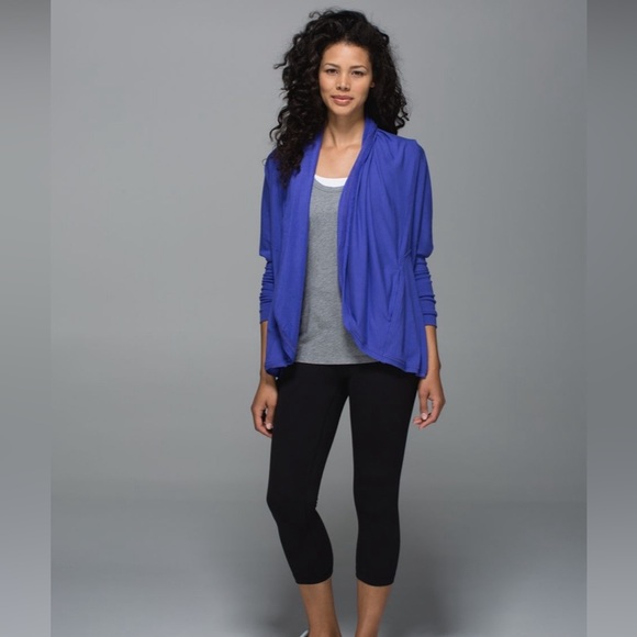 Lululemon To & Flow Wrap in Heathered Mod Iris Flower - Picture 3 of 15